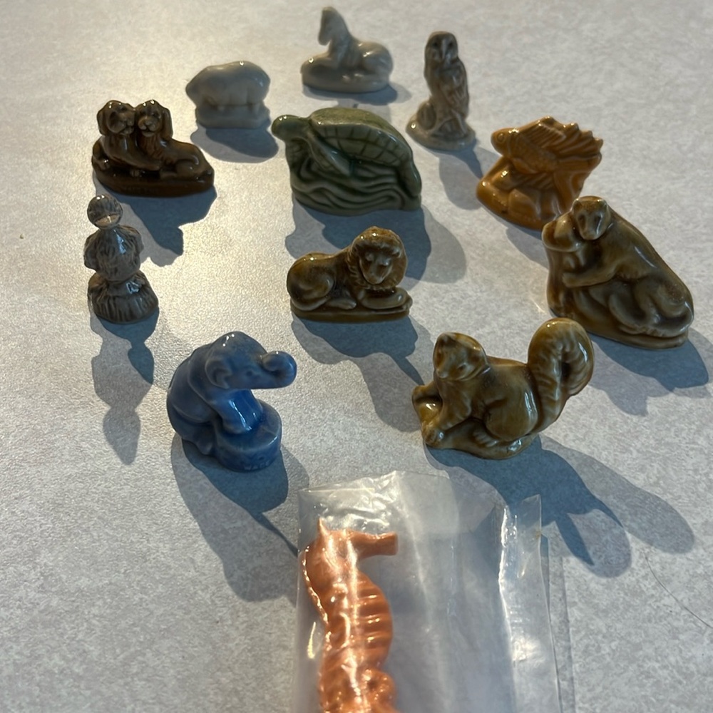 Set of 12 red rose tea figures